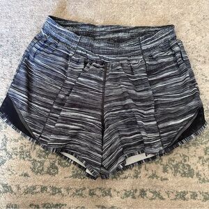 Lululemon Hotty Short II long 4” Low Tide Alpine White/Black